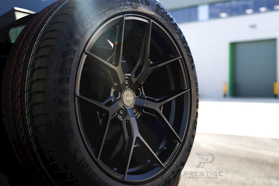 Land Rover Defender 110 installed with Vossen HF-5 alloy wheels